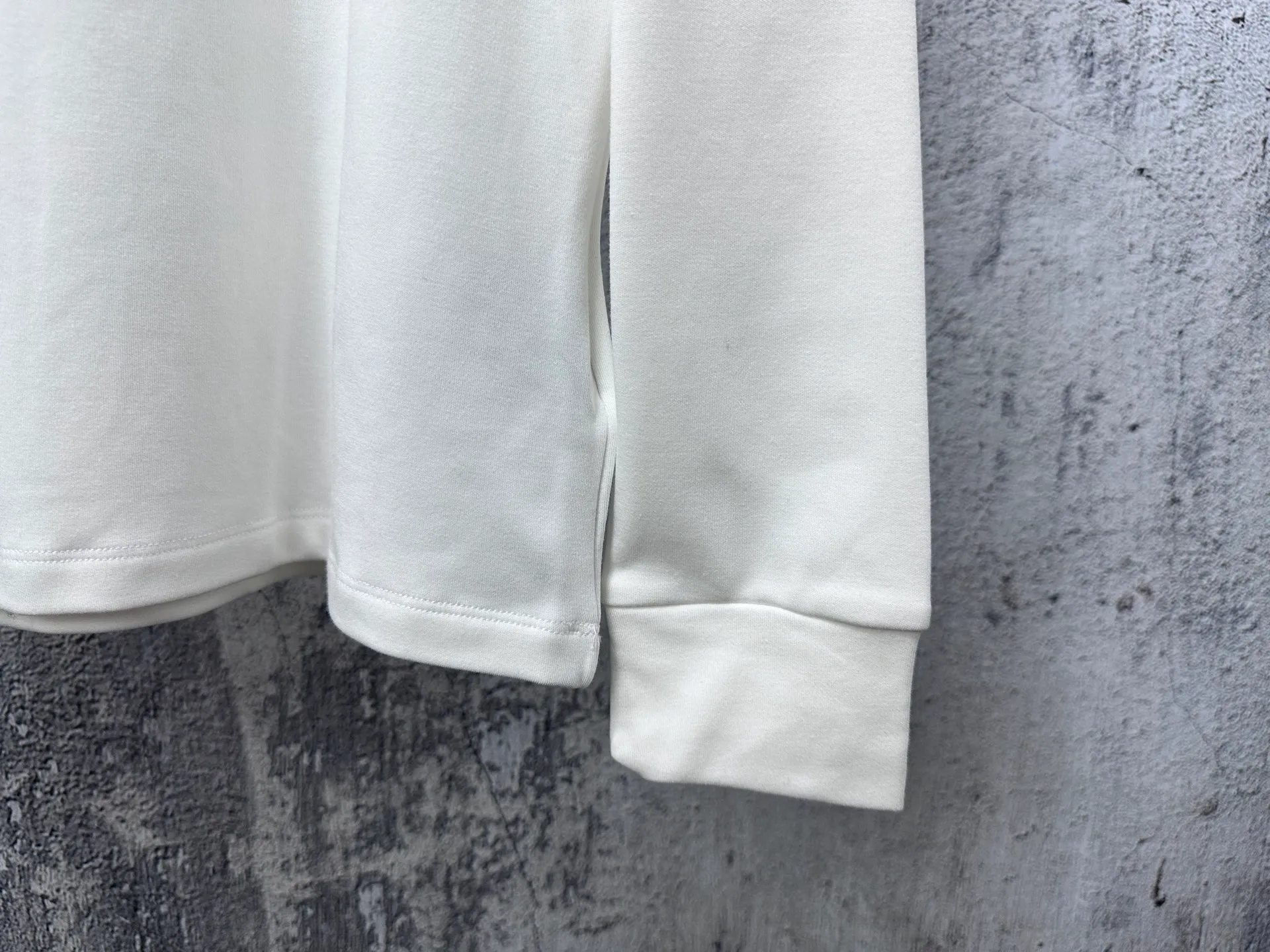 P290 【Dior】Dior half turtleneck embroidered logo plus velvet long-sleeved bottoming shirt with logo pattern embroidery design! The imported high-density double-sided stretch cotton fabric is not stiff and has a rich three-dimensional feel overall. It is a quality export order that meets the simple needs of commuters for dressing. The upper body effect is very good. It is not picky about body shapes and is the same for men and women. Size: S-2XL